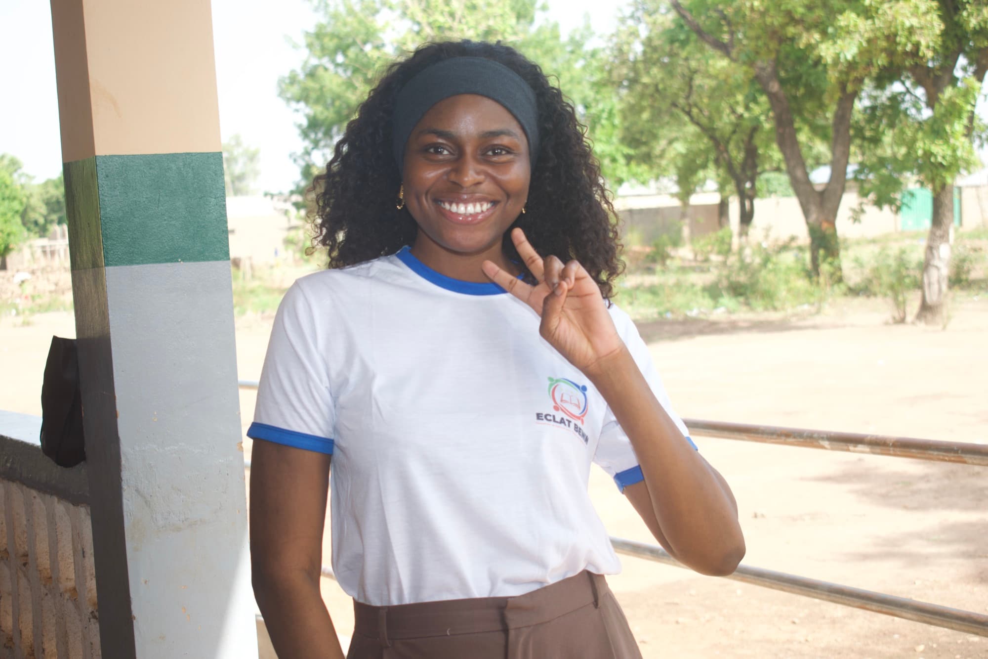 Une mentorée d’Éclat Bénin, souriante, lors d’une séance sur le terrain
