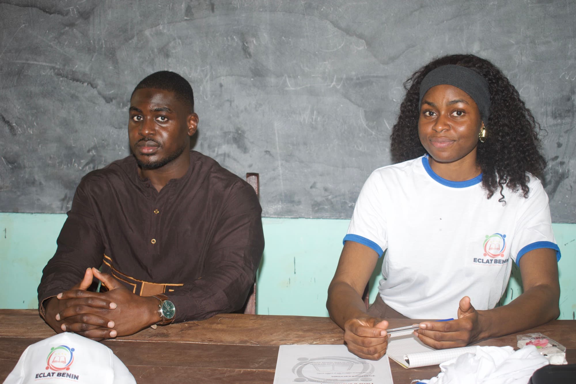Un binôme mentor-mentoré d’Éclat Bénin travaillant ensemble lors d’une séance d’orientation