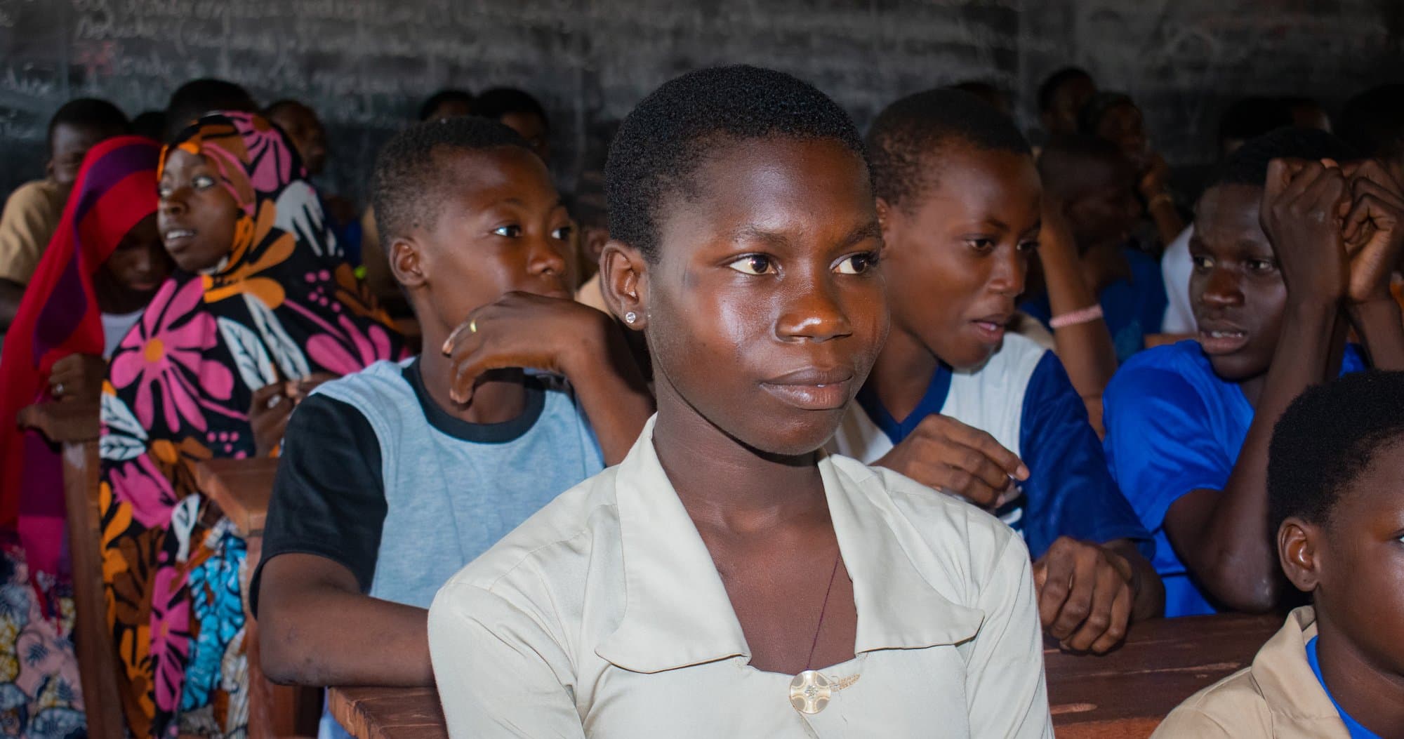 Un élève en pleine réflexion lors d’une séance d’orientation d’Éclat Bénin