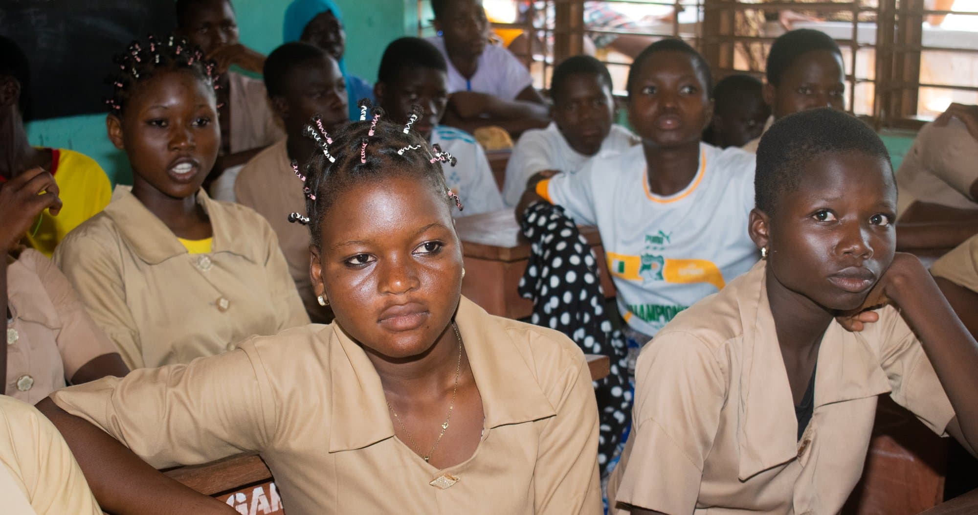 Des élèves attentives lors d’une séance d’orientation d’Éclat Bénin