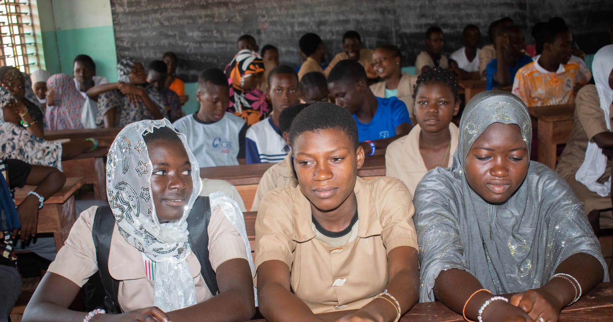 Des élèves écoutent attentivement pendant une séance d’orientation d’Éclat Bénin.