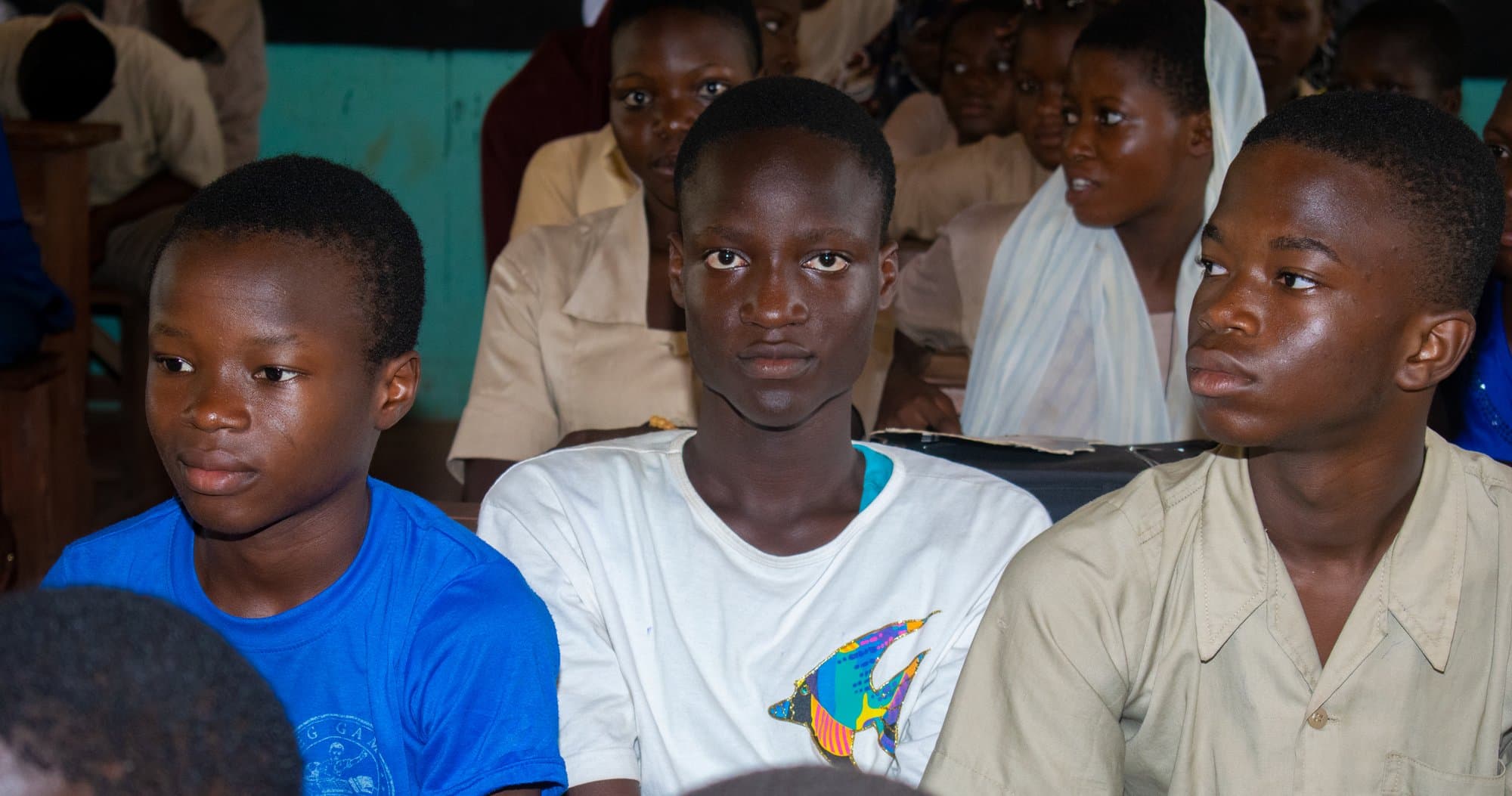 Des élèves attentifs lors d’une séance d’orientation d’Éclat Bénin