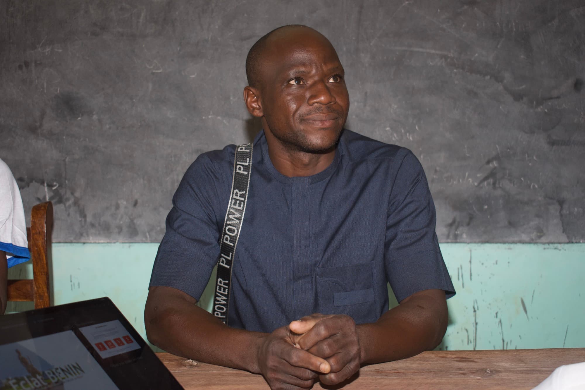 Un membre d’Éclat Bénin attentif lors d’une action de terrain