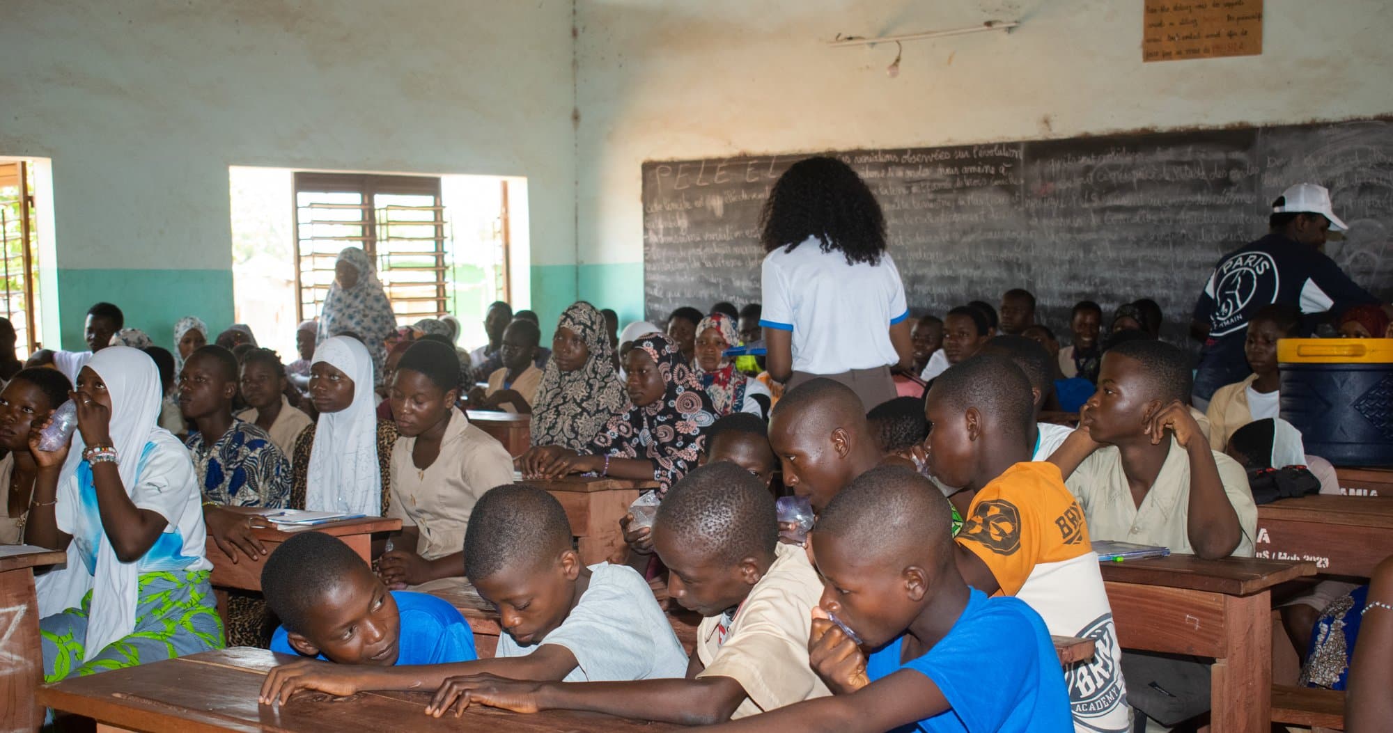 Des élèves réunis en classe lors d’une séance d’orientation d’Éclat Bénin.
