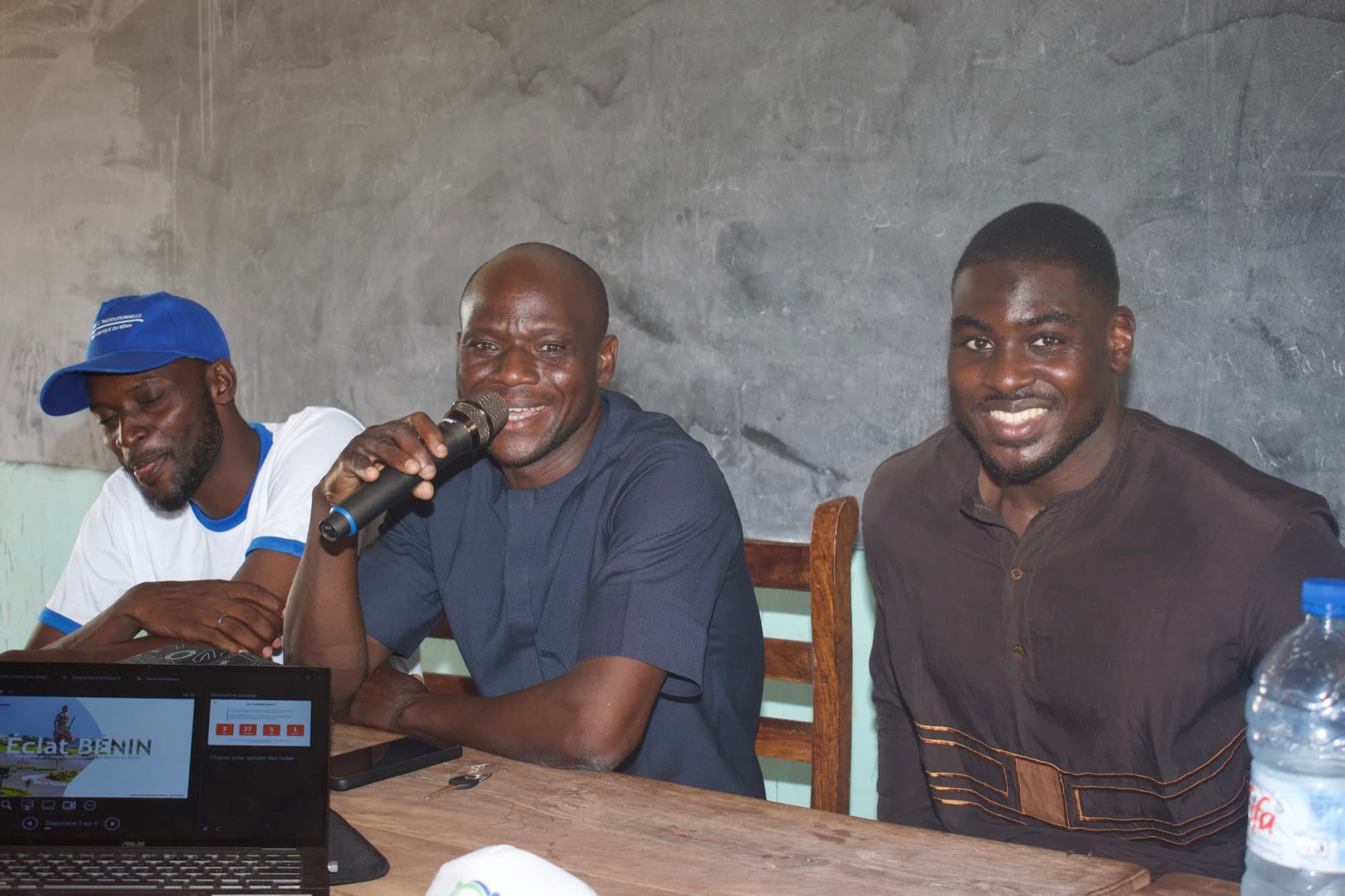 Des membres d’Éclat Bénin échangent lors d’une séance de travail commune.