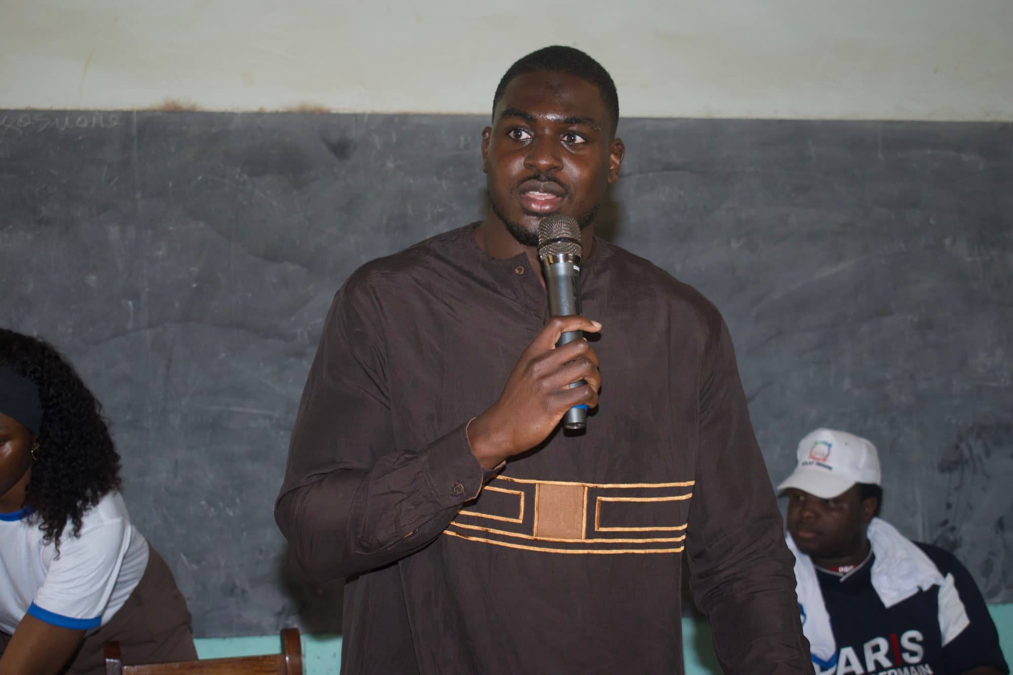 Un membre d’Éclat Bénin partage sa conviction lors d’une rencontre de l’association